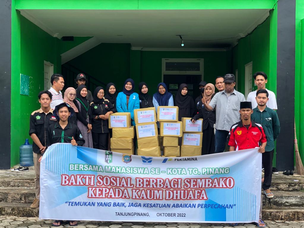 Berbagi Itu Indah,Polda Kepri Menggandeng Mahasiswa Tanjung Pinang Untuk Berbagi Paket Sembako Kepada Kaum Dhuafa dan Masyarakat Pesisir