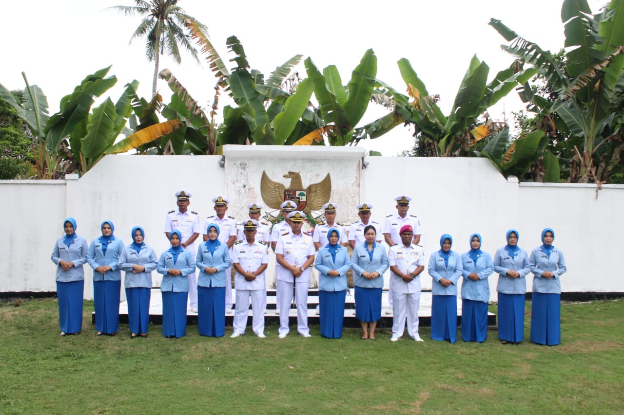 Jelang HUT Ke-77 TNI AL, Lanal Dabo Singkep Laksanakan Ziarah dan Tabur Bunga Di TMP