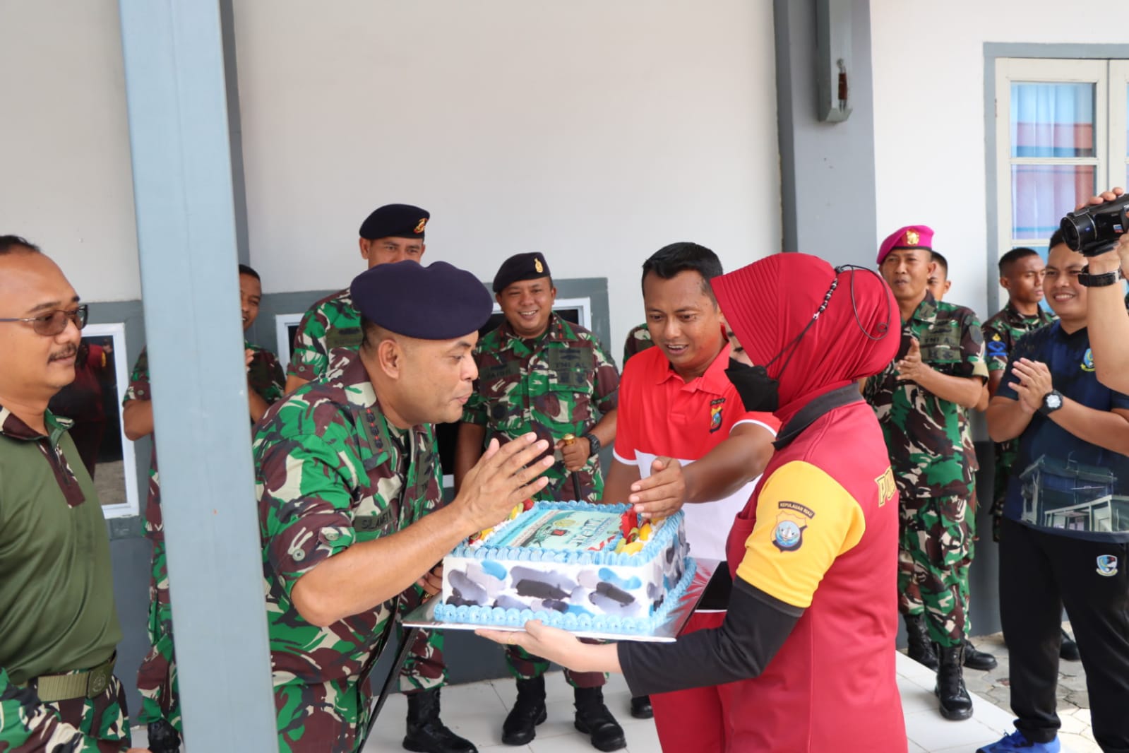 Kapolres Bintan Bersama PJU Dan Kapolsek Berikan Kue Ulang Tahun Kepada TNI-AL